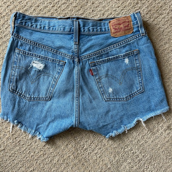 Levi’s 501 Button Fly Mid Rise Distressed Frayed Hem Jean Shorts - Size 29 - Picture 3 of 5